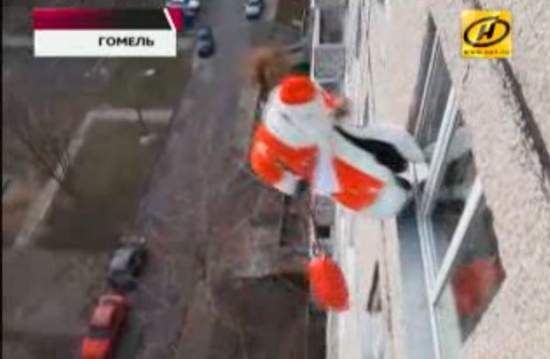 Дед Мороз - альпинист поздравлял гомельчан с Новым годом