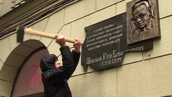 В Харькове суд отменил постановление мэра о демонтаже мемориальной доски филологу Шевелеву