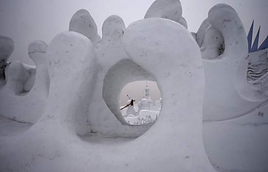 Фантастические ледяные замки и скульптуры из снега появились в китайском Харбине