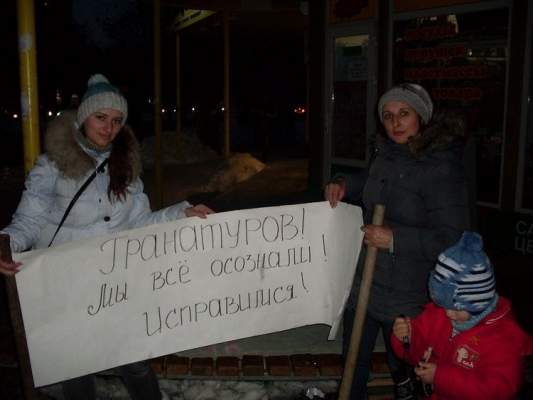 Николаевцы принялись сами чистить остановки общественного транспорта от снега