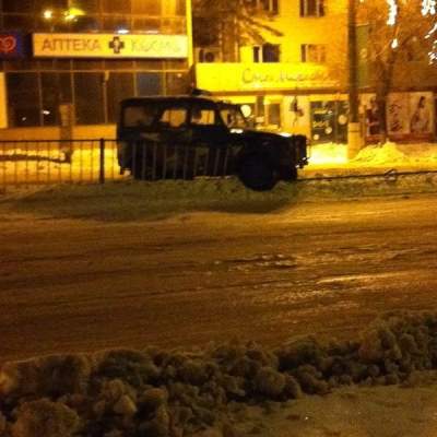 Фотофакт: в Луганске боевики на УАЗе снесли дорожное ограждение