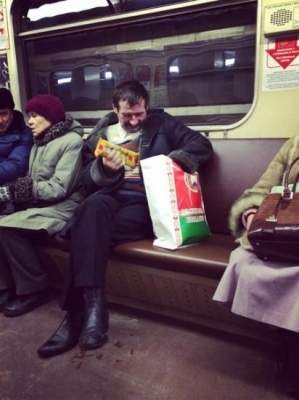 Пассажирам минского метро на Новый год раздавали лапшу