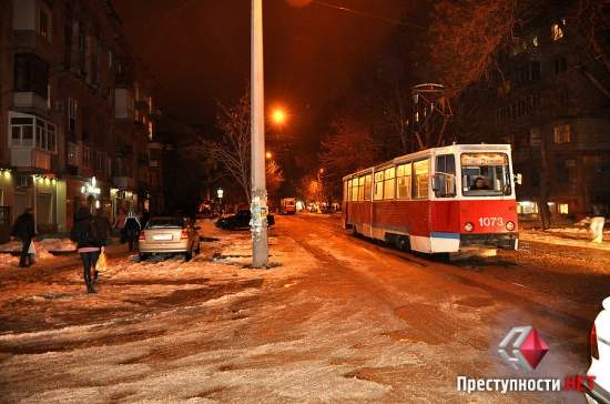 В Николаеве владельцы МАФов, расчищая свои киоски, забросали снегом трамвайные пути - мэр потребовал их штрафовать