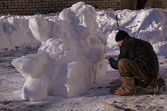 Николаевец воспользовался обилием снега и вырезал из него символ наступившего года