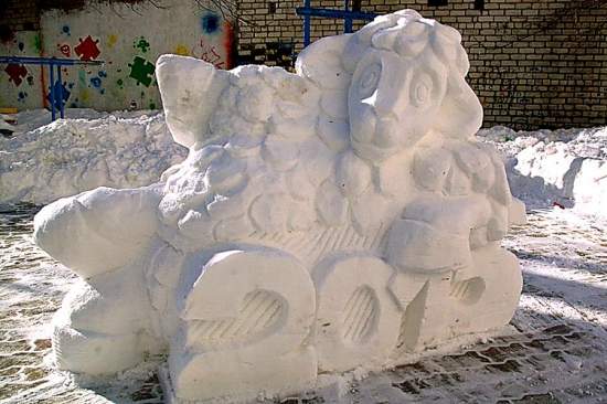 Николаевец воспользовался обилием снега и вырезал из него символ наступившего года