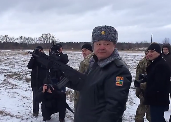 «А стреляет он здорово!», - Бирюков обнародовал видео стрельбы президента Порошенко из автомата