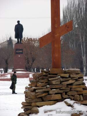 Фотофакт: «казаки» в Алчевске устроили молитвенное место возле Ленина