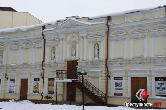 В Николаеве после мощных снегопадов с крыш домов сползают снежные сугробы и сосульки - коммунальщики не спешат их убирать