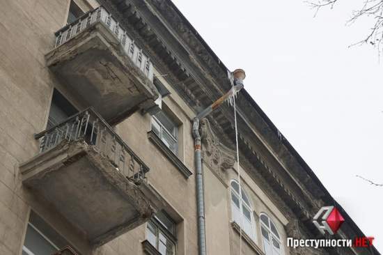 В Николаеве после мощных снегопадов с крыш домов сползают снежные сугробы и сосульки - коммунальщики не спешат их убирать