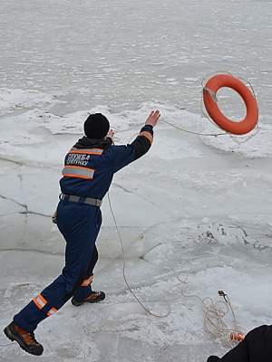 Николаевские спасатели провели рейд по реке Ингул и рассказали любителям экстремальной рыбалки о правилах безопасности