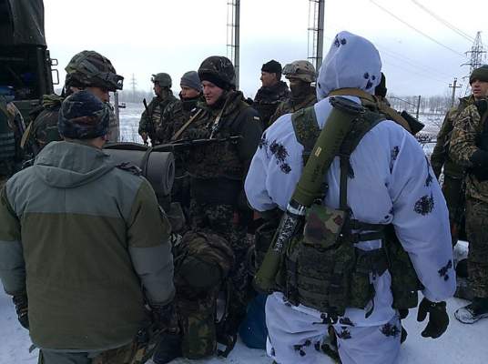 Украинский журналист показал, как по пути в аэропорт «киборгов» с позором досматривают российские военные