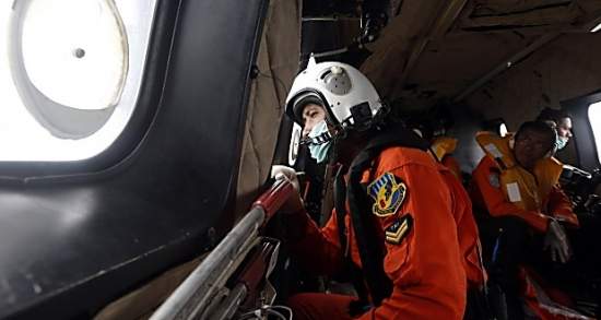 Спасатели нашли хвост самолета AirAsia, где должны быть «черные ящики»