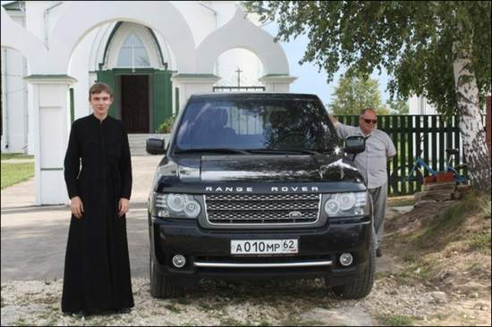 Митрополит Павел ездит на Range Rover с правительственными номерами РФ