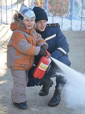 В Рождество николаевские спасатели в центре города учили детей тушить пожар