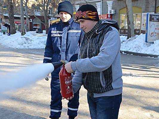 В Рождество николаевские спасатели в центре города учили детей тушить пожар