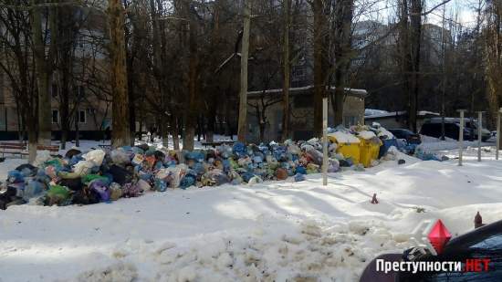 В Николаеве скандальное предприятие до сих пор не вывозит мусор - горожане вынуждены жить с отходами под окнами