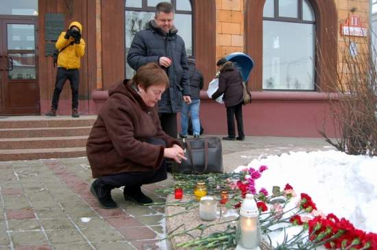Белорусские журналисты принесли цветы к посольству Франции