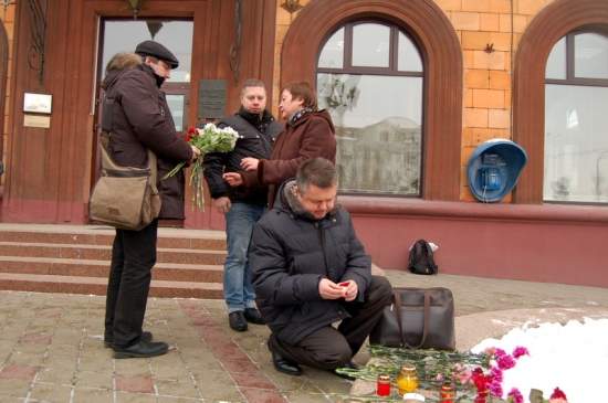 Белорусские журналисты принесли цветы к посольству Франции