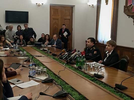 Министр обороны Полторак не считает проблемой, что «киборгов» по пути в аэропорт с позором досматривают войска РФ