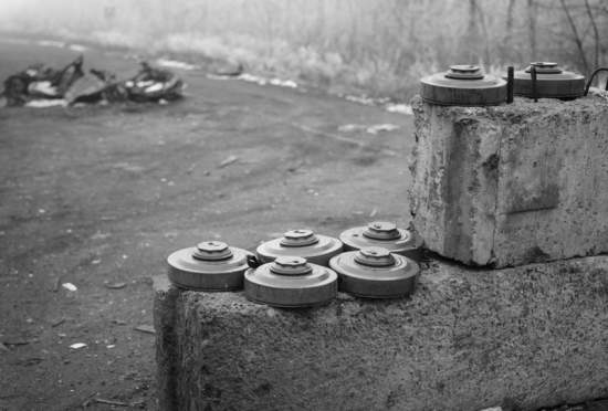 Специалисты ВСУ разминируют освобожденные территории от орудий смерти боевиков (фоторепортаж)