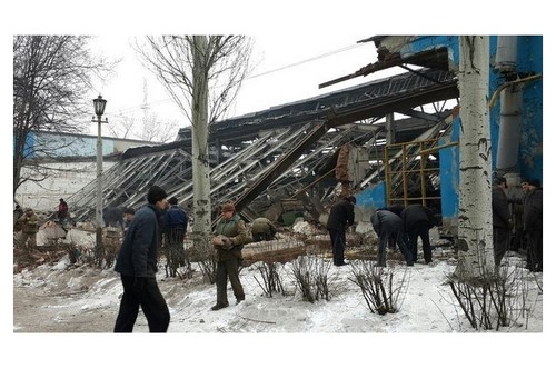 Фотографии разбитого снарядами машиностроительного завода в Ясиноватой