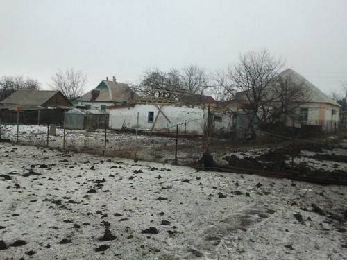 Поселок Мироновский снова под обстрелом — разрушены дома (фото)