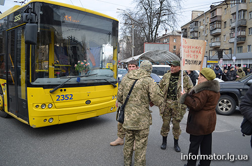“Київська Русь” і справді потрапила в оточення, а “Айдар” не будуть розформовувати (фоторепортаж з мітингу біля Міністерства оборони)