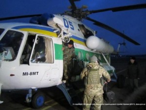 Раненых под Мариуполем пограничников вывезли из зоны АТО на вертолете (фото) Раненых под Мариуполем пограничников вывезли из зоны АТО на вертолете (фото)