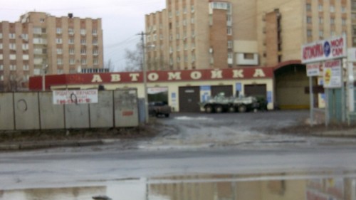 Фотофакт: бронетранспортер на автомойке в Луганске