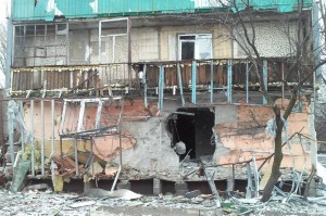 Путешествие по улицам разрушенного обстрелами города Дебальцево (видео)