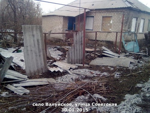 Боевики продолжают обстреливать Станично-Луганский район (фото)