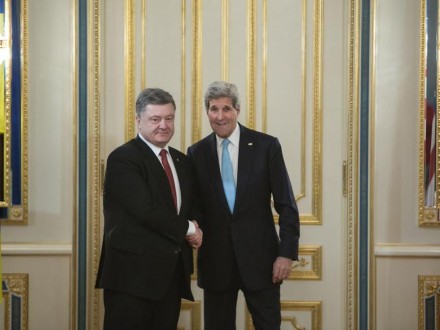 П.Порошенко заявил Дж.Керри, что посвятил свое время вопросам безопасности и обороны