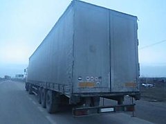 Крымский водитель пытался провезти в материковую Украину один грузовик, спрятанный в другом грузовике