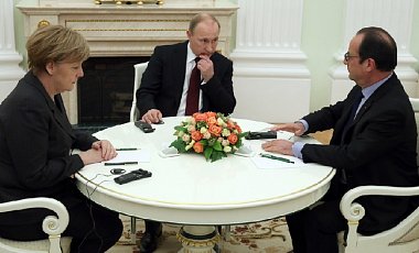 Путин, Меркель и Олланд встретились в Москве без рукопожатия