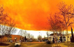 Город в Каталонии накрыло токсичное оранжевое облако