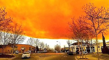 После взрыва на химзаводе в небе над Каталонией возникло токсичное оранжевое облако