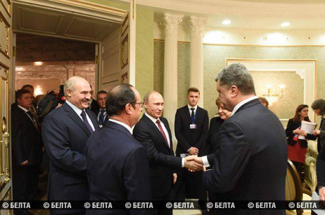 Порошенко и Путин пожали руки перед началом переговоров в Минске (фото, видео)