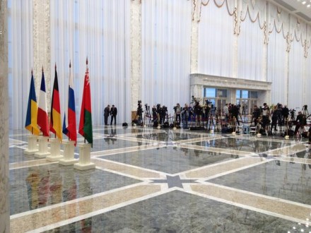 П.Порошенко прибыл во Дворец Независимости в Минске для участия в "нормандском саммите" 17:49 Коллектив НИР выступает за проведение конкурса на должность директора