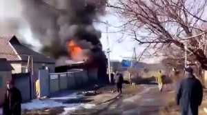 Реактивная артиллерия «ДНР» сожгла дома в окрестностях Донецка (видео)