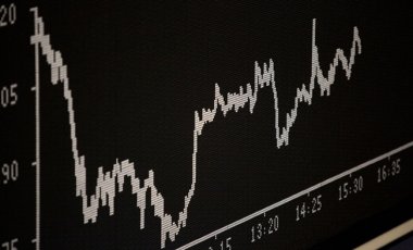 Нефть дешевеет на опасениях переизбытка