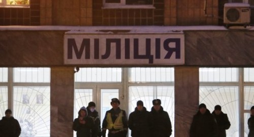 В Артемовске укрепляют здание городского отделения милиции