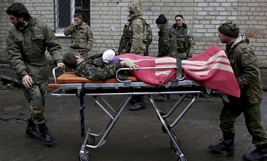 Войска с боем выходят из Дебальцево - медики