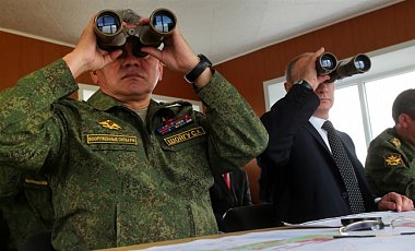 Путин похвалил свою армию за выполнение "нестандартных задач" Путин похвалил свою армию за выполнение "нестандартных задач"