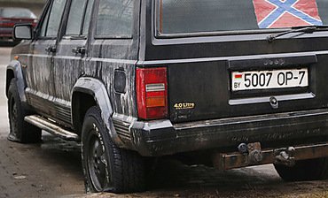 В Минске джипу с флагом террористической «Новороссии» неизвестные пробили колеса