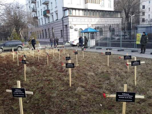 Киевские активисты установили кресты с именами погибших мариупольцев возле посольства РФ