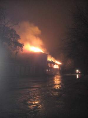 После обстрела в Попасной начались пожары: горел хлебокомбинат и жилые дома (фото)