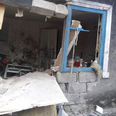 Донецк опять обстреляли. Пострадал дом на улице Иванова, 13 (фото)