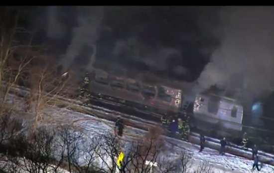 В Нью-Йорке в результате столкновения поезда с автомобилями погибли шесть человек
