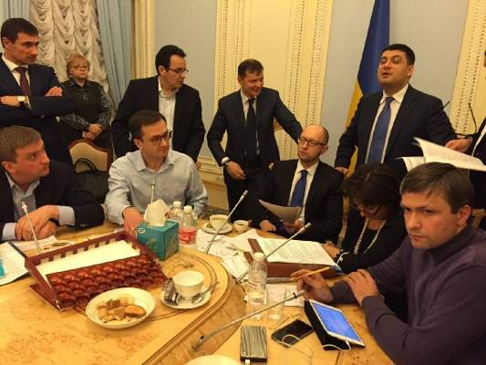 Яценюк поручил Кабмину обсудить с лидерами фракций сотрудничество с МВФ и экономические реформы