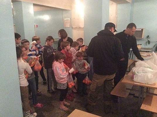 Бойцы «Святого Николая» привезли игрушки и сладости детям, эвакуированным из-под обстрела террористов